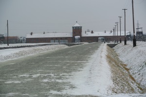 tn tor zum lager birkenau
